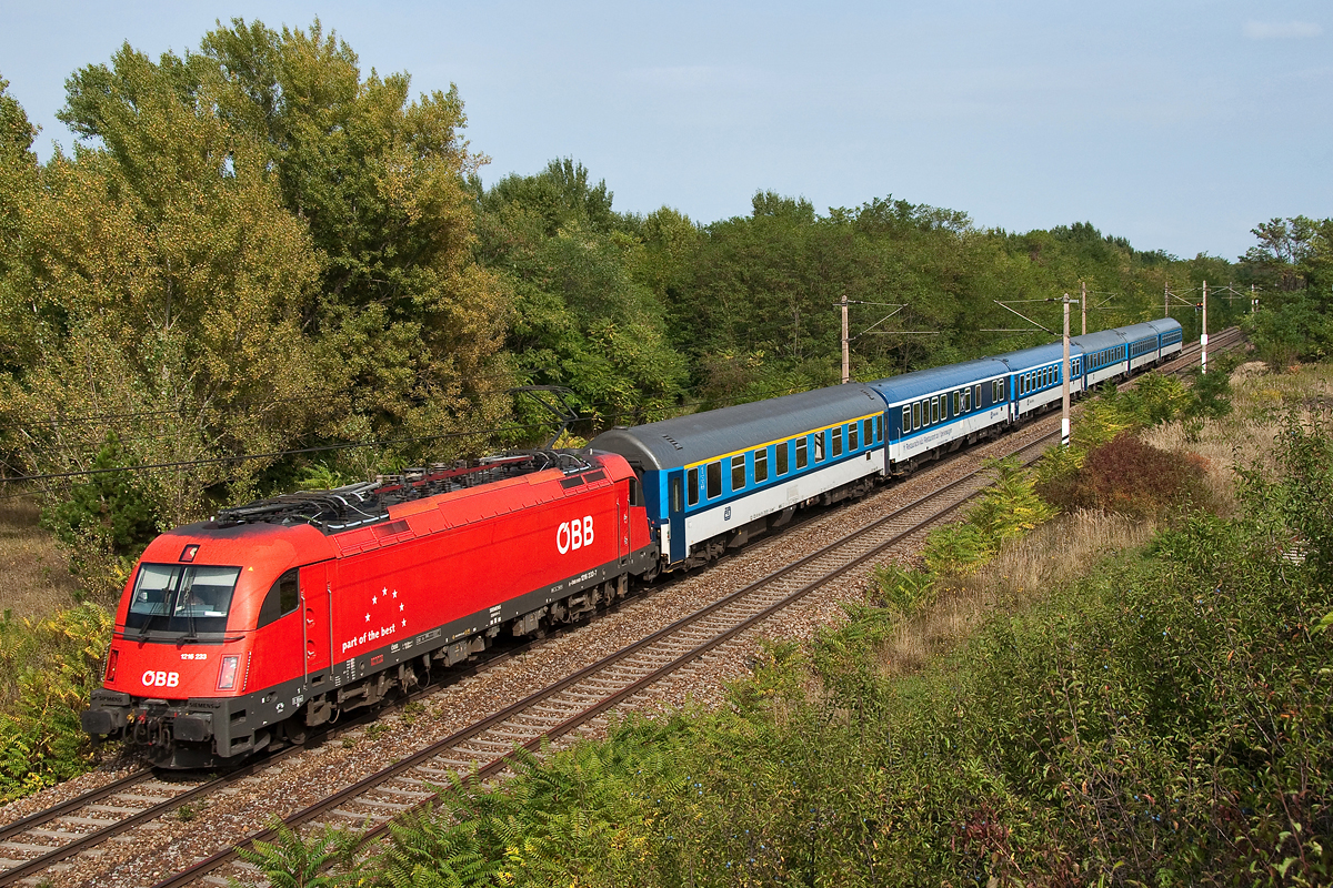 1216 233 fhrt mit dem EC 77 kurz vor Strasshof in Richtung Wien. Die Aufnahme entstand am 25.09.2013.