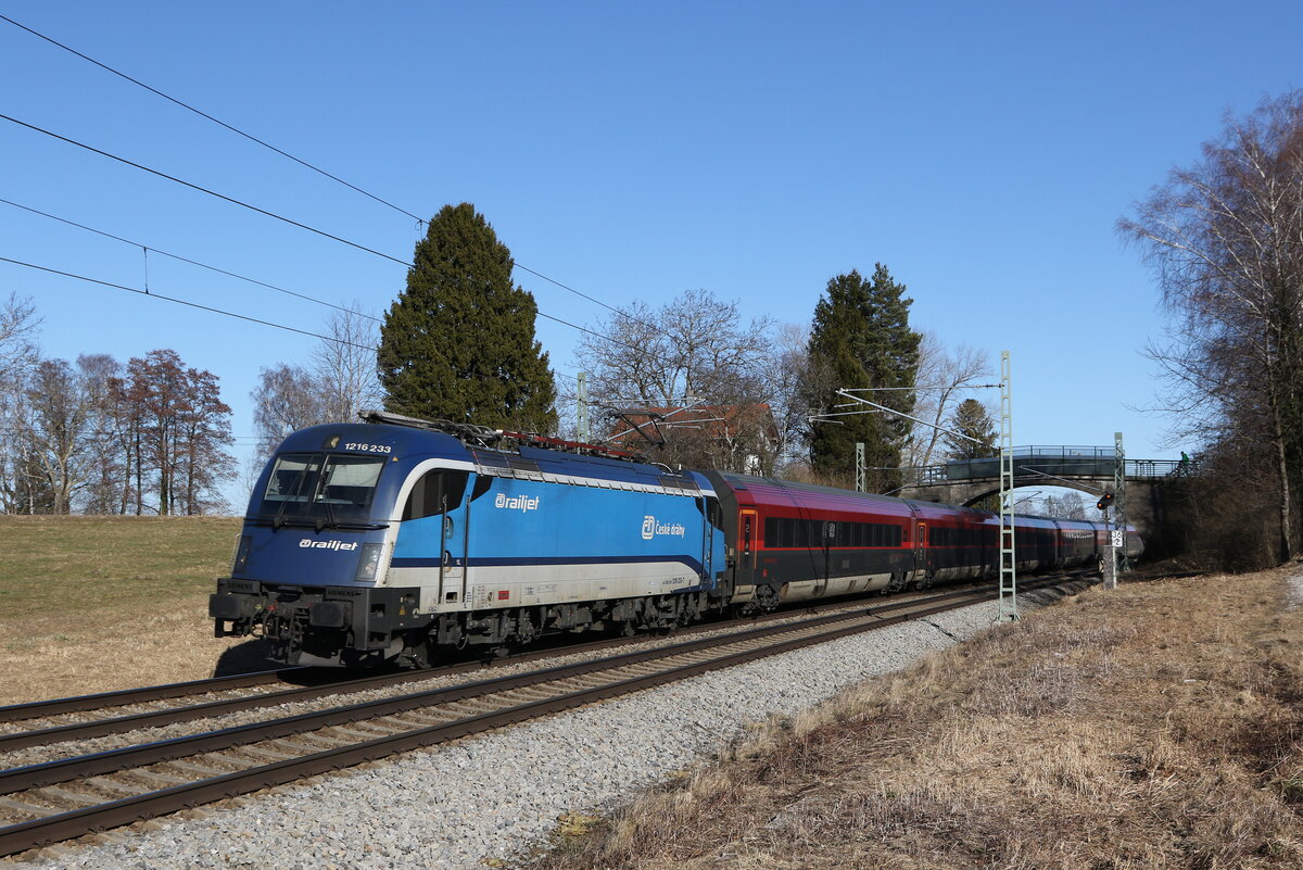 1216 233 mit einem  Railjet  aus Salzburg kommend am 13. Februar 202 bei Übersee am Chiemsee.