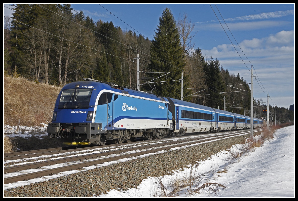 1216 233 mit Railjet bei Steinhaus am 7.01.2020.