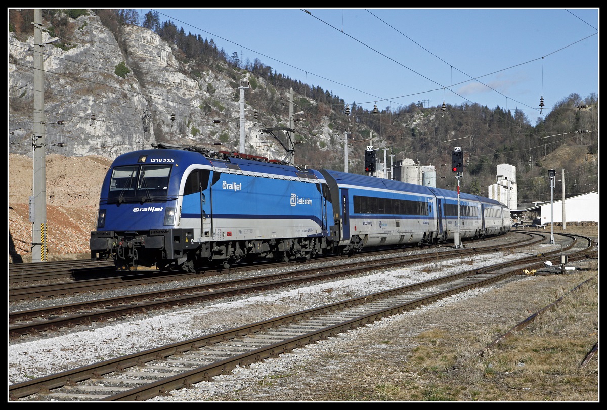 1216 233 mit Railjet in Peggau - Deutschfeistritz am 10.03.2020.