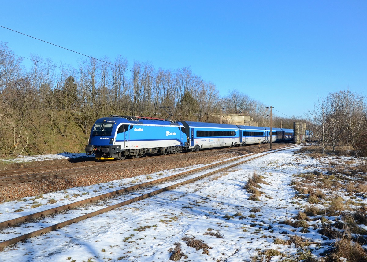 1216 233 mit RJ 73 am 06.01.2015 bei Strasshof. 