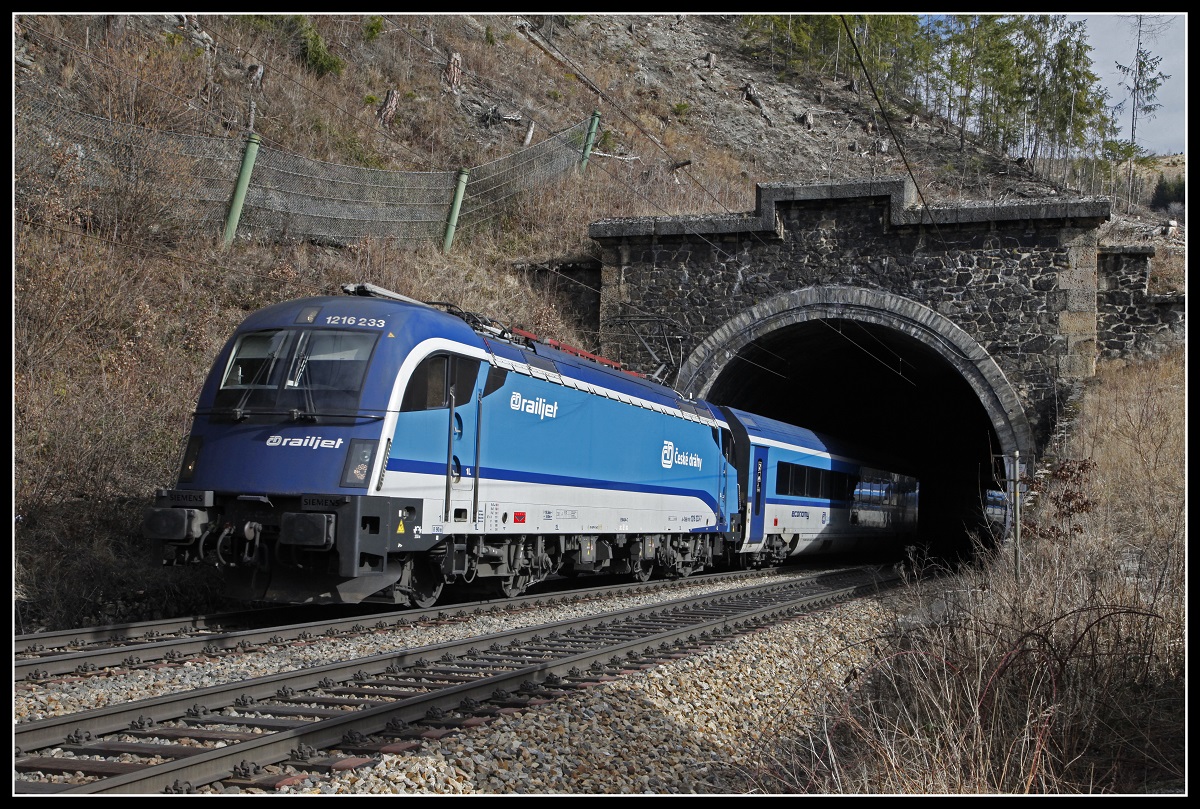 1216 233 mit RJ verlässt am 4.03.2020 den Gamperltunnel.