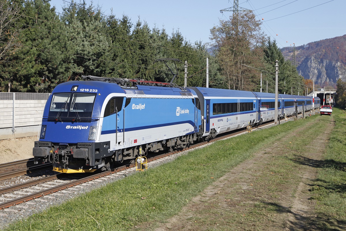 1216 233 mit RJ557 bei Stübing am 4.11.2015.