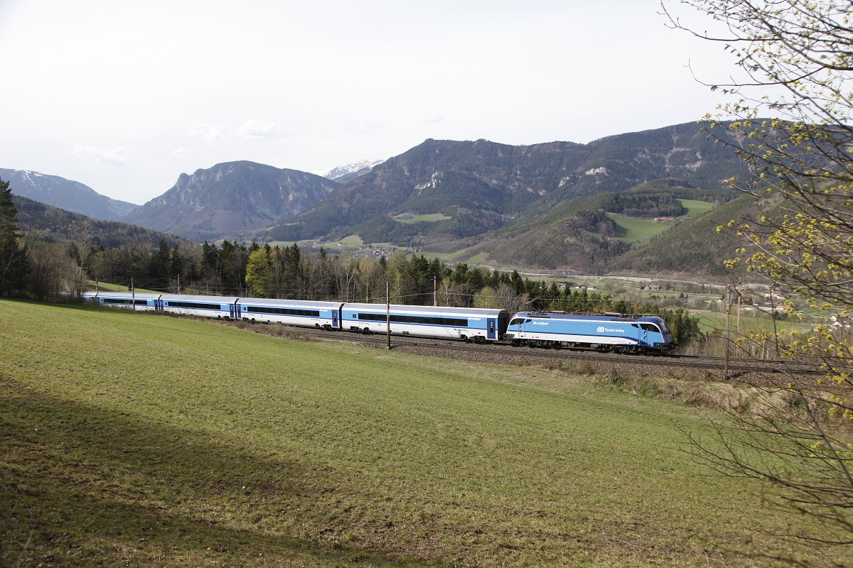 1216 233 mit RJ75 bei Eichberg am 16.04.2015.