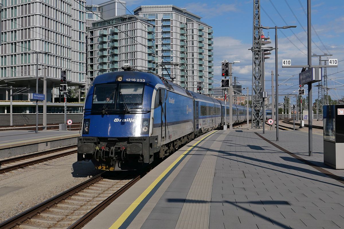 1216 233 mit den Wagen des EC von Cluj Napoca erreicht am 26.05.2022 das Ziel, Wien Hbf