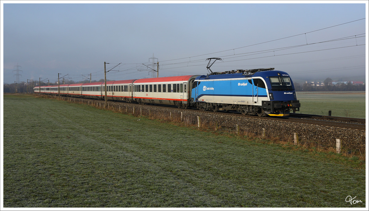 1216 233 ist eine der vier neuen CD railjet Maschinen, welche hier mit dem EC 172 in Richtung Hamburg-Altona ist.
St Margarethen 29.3.2014