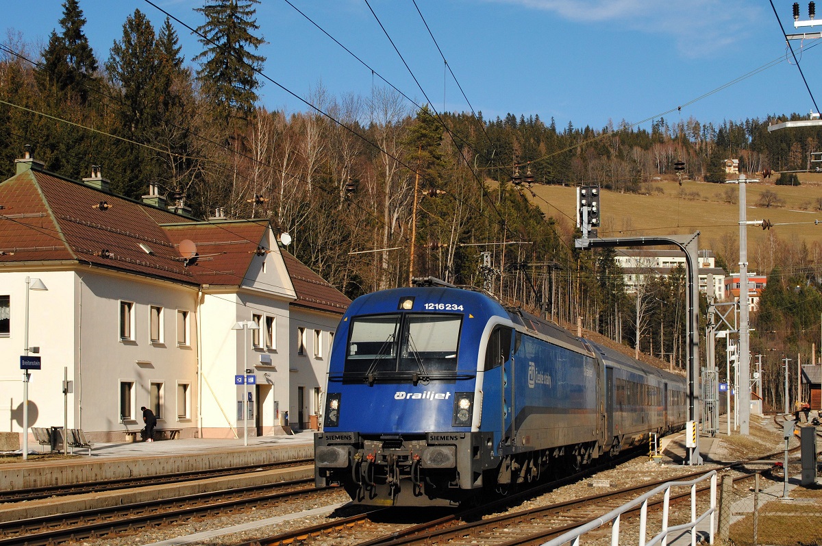 1216 234 + RJ75 (Prag Hbf. - Graz Hbf.) bei der Durchfahrt durch den Bf. Breitenstein. (16.02.2019)