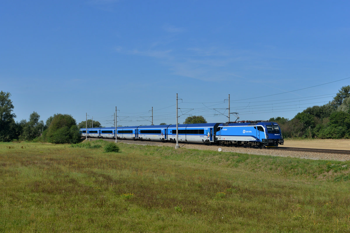 1216 234 mit einem Railjet am 26.08.2015 bei Lhota pod Prelouci.