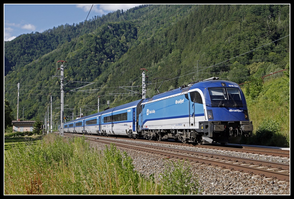 1216 234 mit Railjet zwischen Bruck/Mur und Pernegg am 7.07.2020.