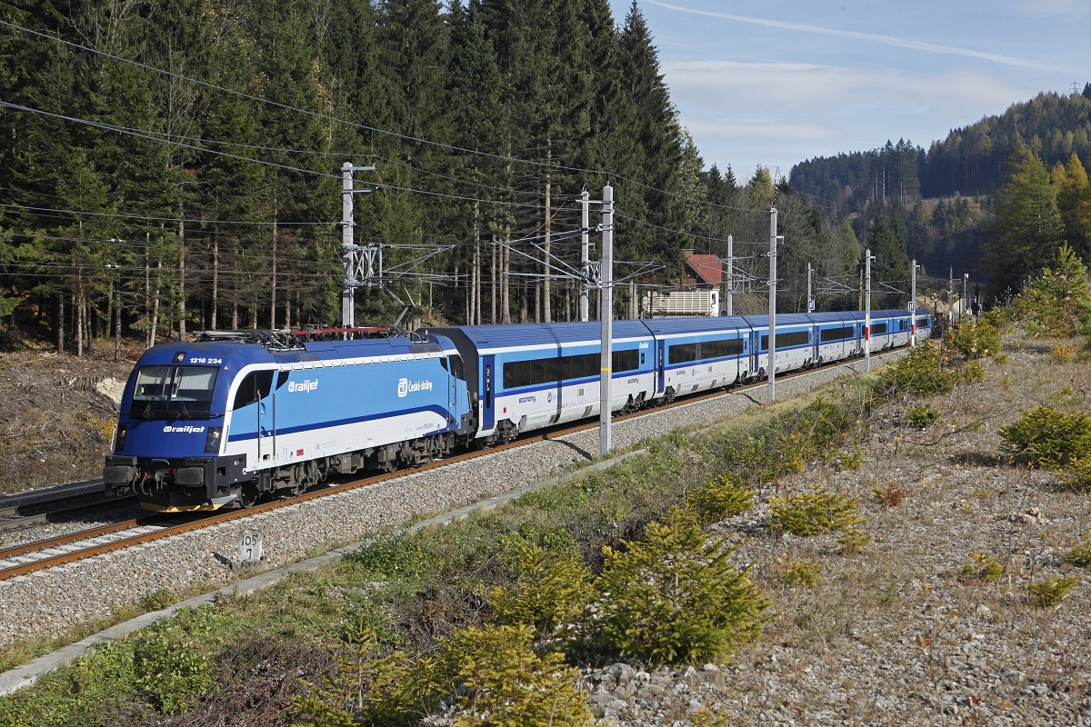 1216 234 mit RJ 71 zwischen Semmering und Steinhaus am 28.10.2015.