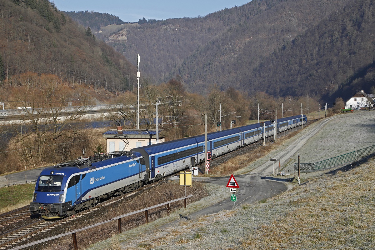 1216 234 mit RJ559 zwischen Bruck/Mur und Pernegg am 7.12.2016.