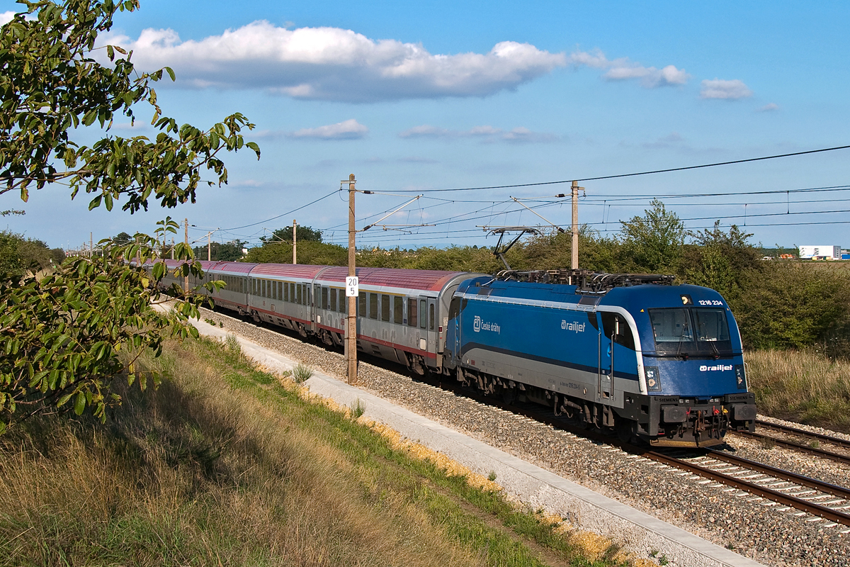 1216 234, unterwegs mit EC 173 nach Villach, am späten Nachmittag des 22.08.2014 zwischen Helmahof und Deutsch Wagram.