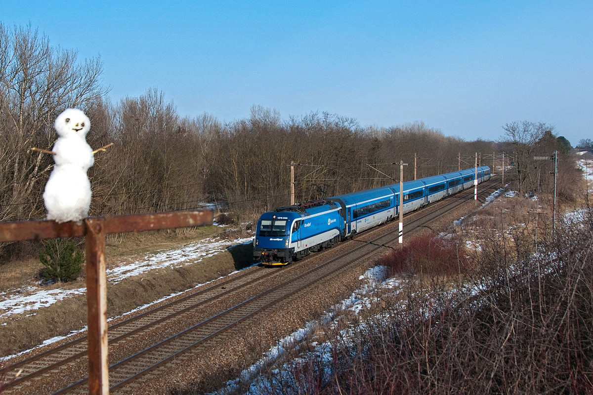 1216 235 ist am 06.02.2015 mit railjet 75 von Prag nach Graz kurz vor Strasshof unterwegs;-)