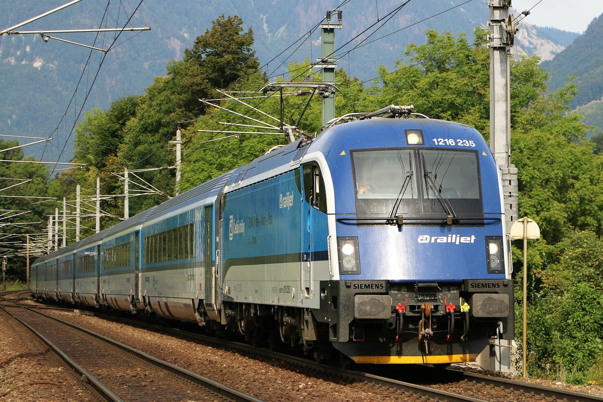 1216 235 brachte am 3. September 2016 den RJ 557 von Wien Hbf nach Bruck an der Mur. Aufgenommen wurde der Zug am Payerbachgrabenviadukt nahe des Bahnhofes Payerbach-Reichenau. 