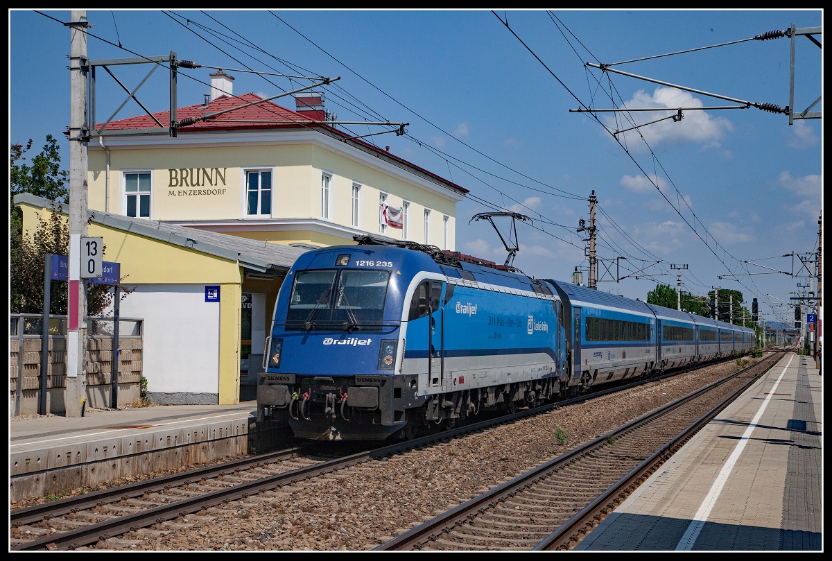 1216 235 fährt am 18.06.2018 mit einem Railjet durch Brunn Maria Enzersdorf.