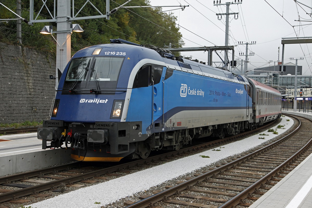 1216 235 mit EC172 am 20.10.2013 beim Zwischenhalt im Bahnhof Bruck/Mur.