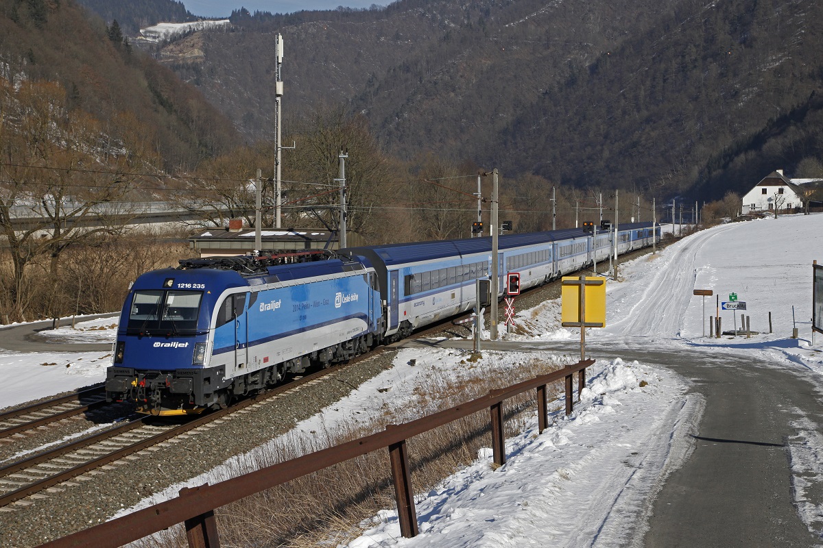 1216 235 mit Raijet zwischen Bruck/Mur und Pernegg am 7.02.2015.