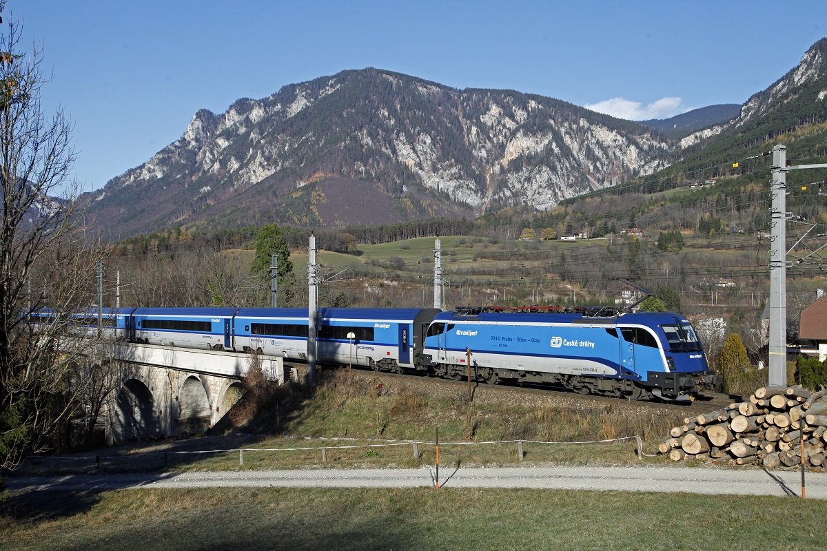 1216 235 mit Railjet am Payerbachgrabenviadukt am 24.11.2015.
