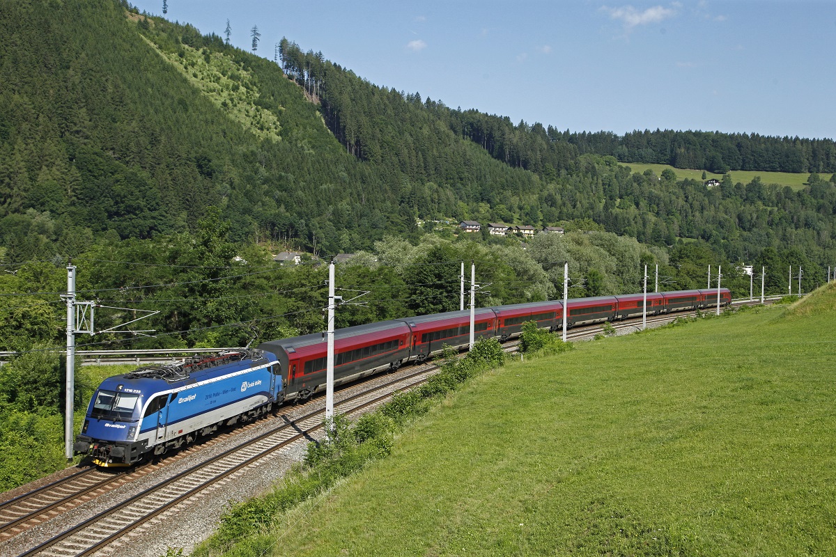 1216 235 mit Railjet in Bruck-Mur Übelstein am 13.06.2017.