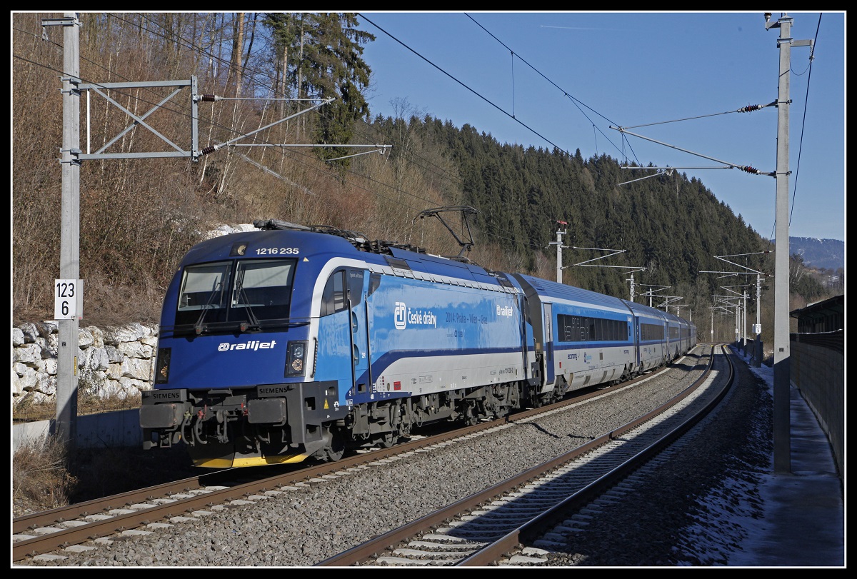 1216 235 mit Railjet in Langenwang am 22.01.2020.