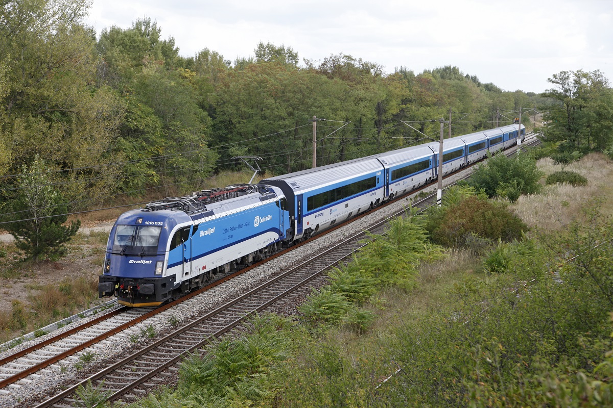 1216 235 mit RJ73 bei Straßhof am 21.09.2016.