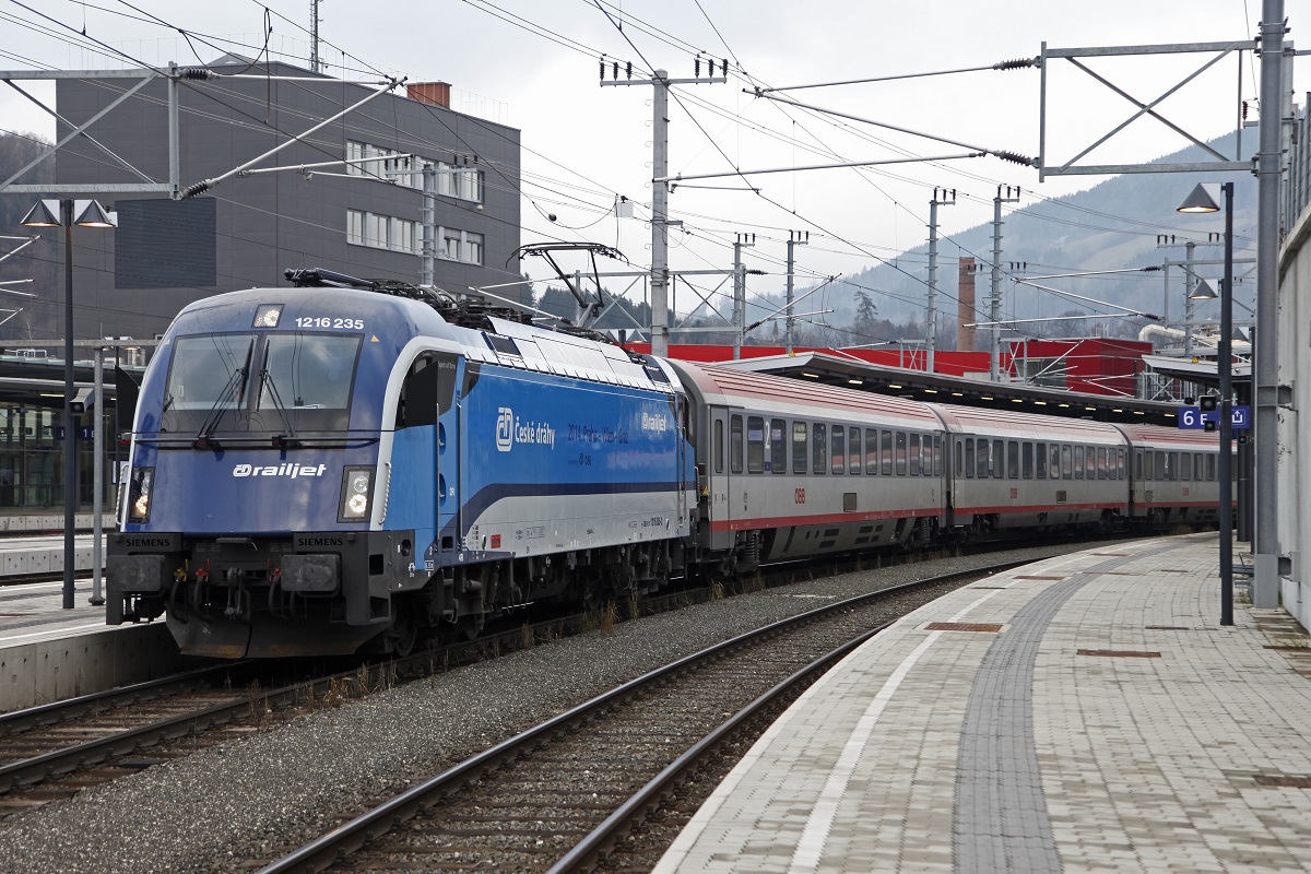 1216 235 wartet mit einer Railjetersatzgarnitur in Bruck an der Mur auf Bahnsteig 5 auf die Abfahrt. Datum : 19.01.2015.