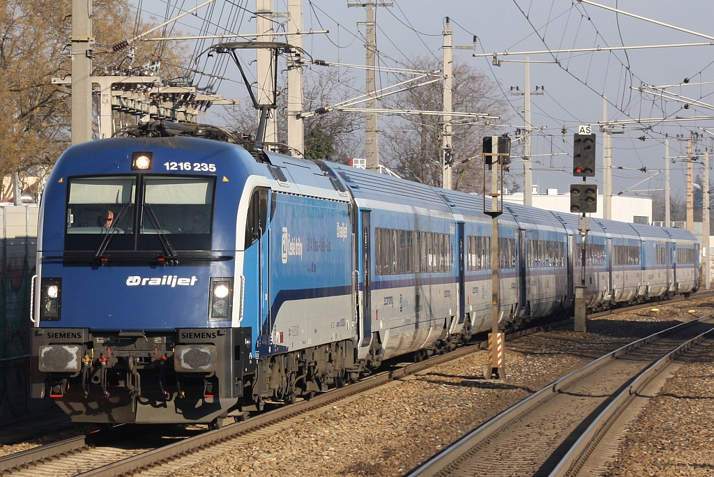 1216 236-0 am 25.Dezember 2015 mit dem RJ72 in Atzgersdorf.