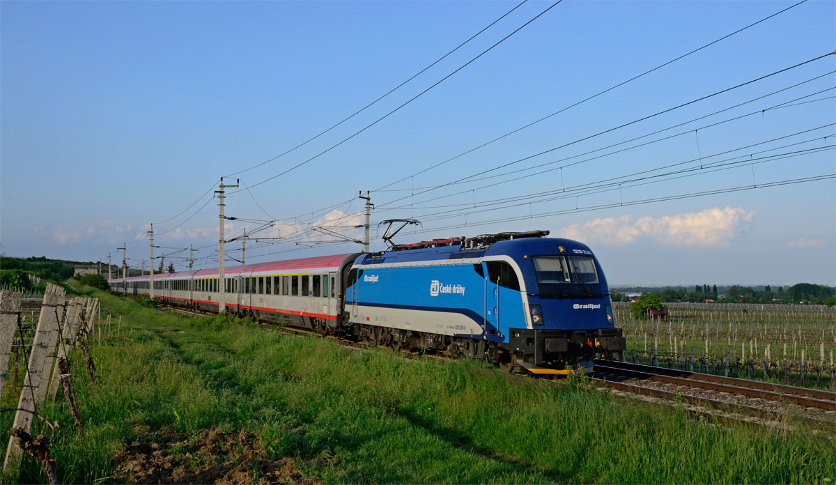 1216 236 mit EC 173 von Hamburg Altona nach Villach Hbf, Pfaffstätten, 27.04.2014