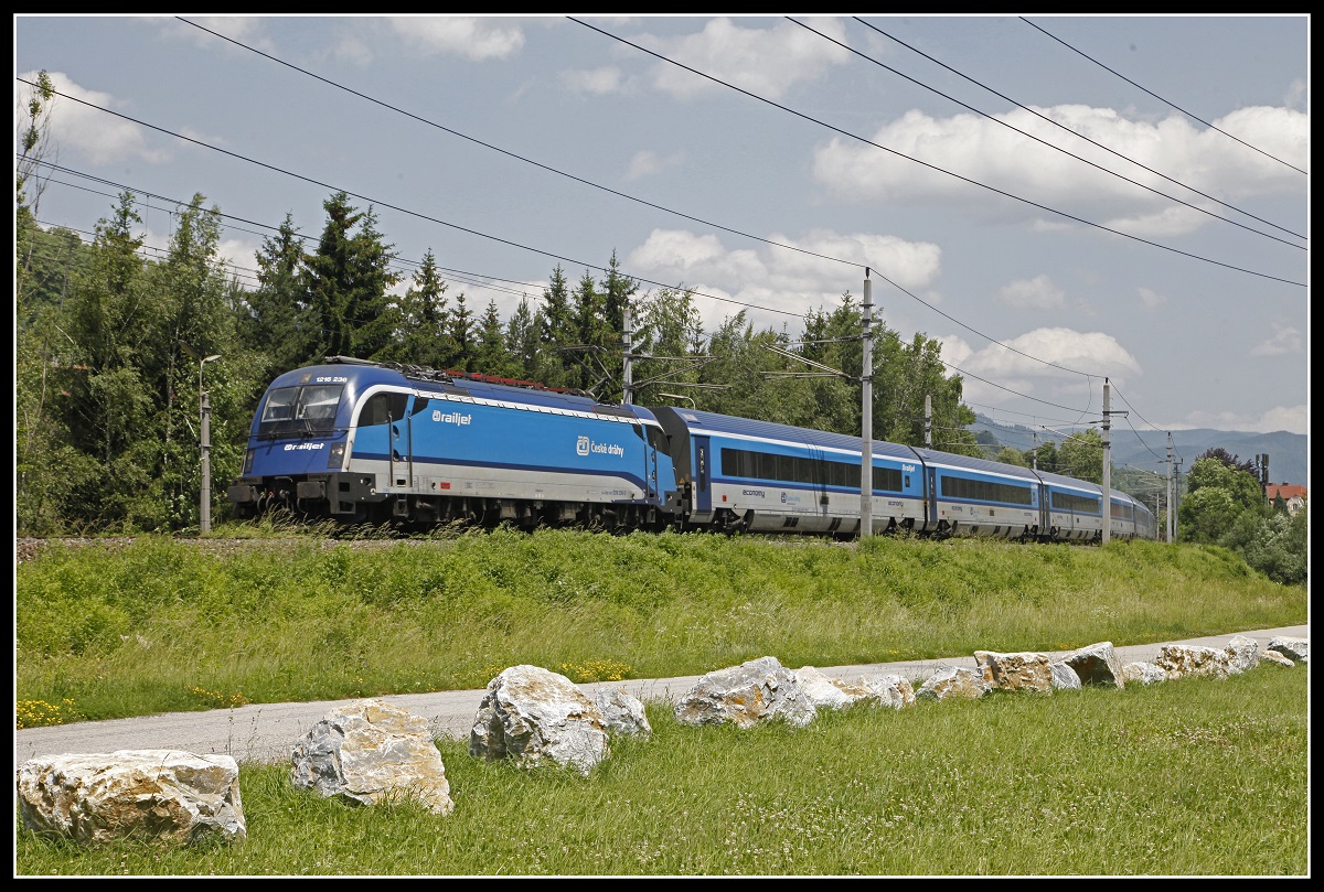 1216 236 mit Railjet bei Kapfenberg am 12.06.2019.
