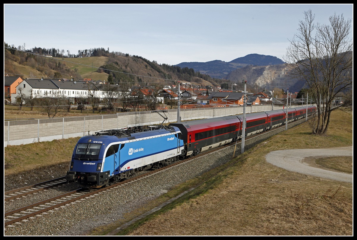 1216 236 mit Railjet in Stübing am 26.02.2019.