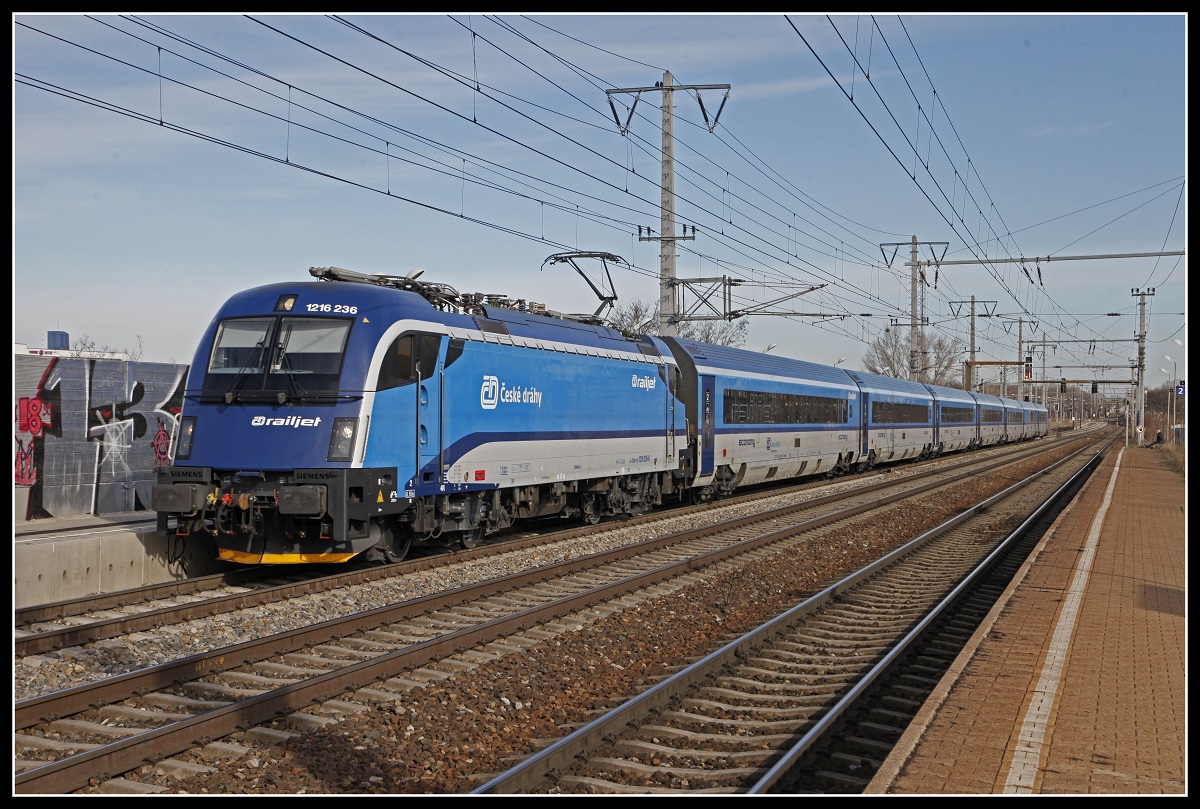 1216 236 mit Railjet in Wien Haidestraße am 13.02.2020.