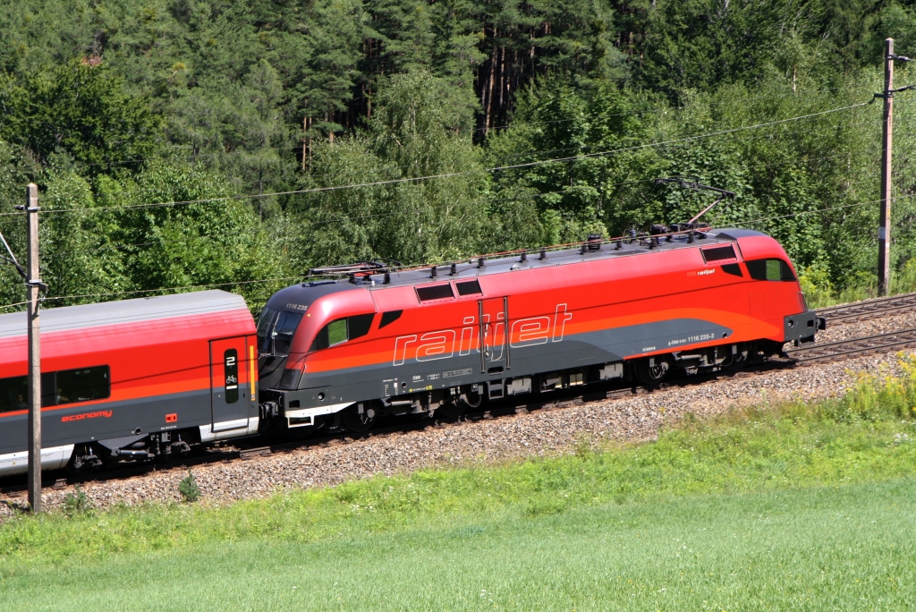 1216 237-8 am 15.August 2019 als letztes Fahrzeug des RJ 534 bei Eichberg.