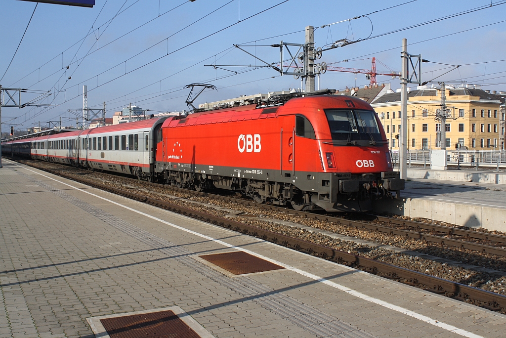 1216 237-8 fhrt am 01.November 2013 mit dem EC 172  Vindobona  von Villach nach Hamburg-Altona aus dem Bf. Wien Meidling.