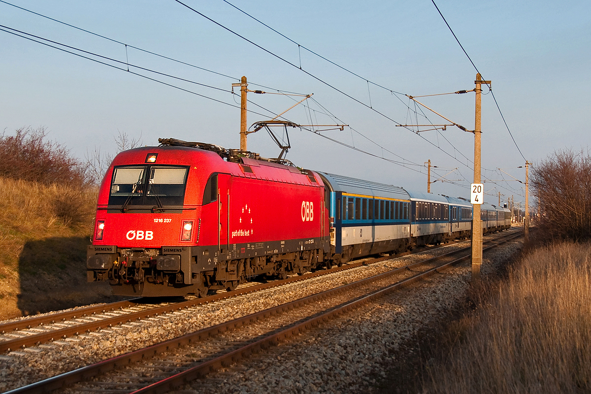 1216 237 ist mit EC 77 (Prag - Wr. Neustadt) unterwegs. Die Aufnahme entstand am 14.12.2013 zwischen Helmahof und Deutsch Wagram.