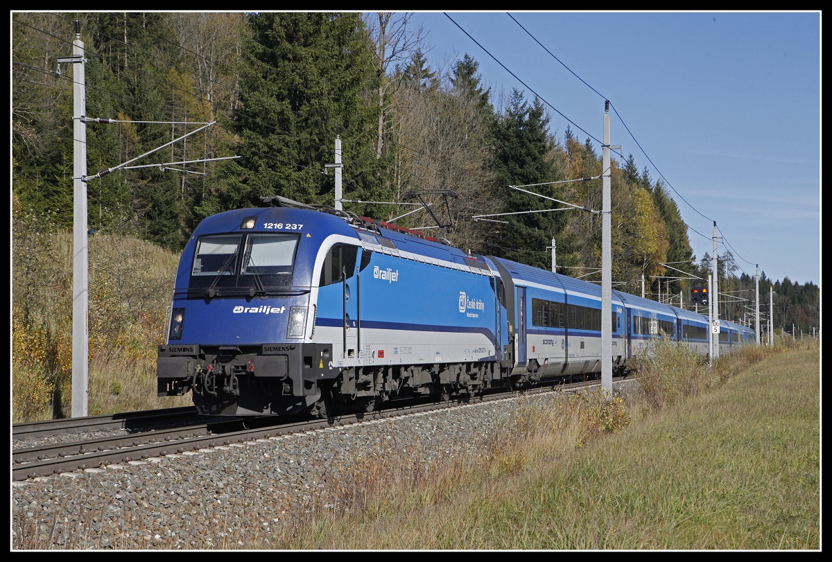 1216 237 mit railjet bei Steinhaus am 22.10.2019.