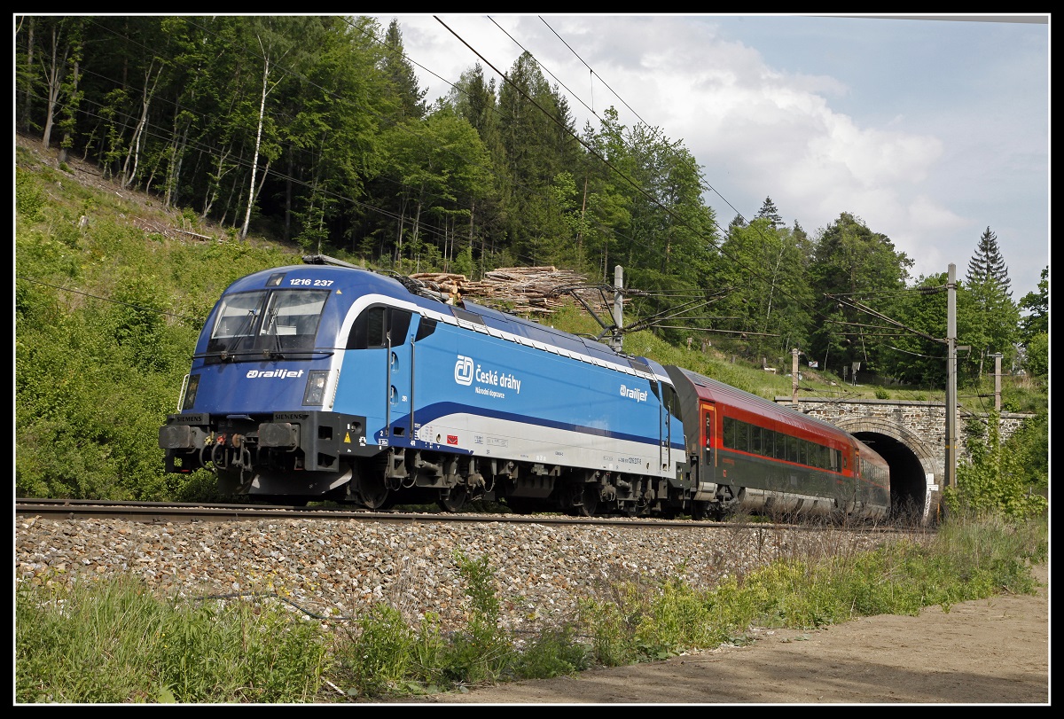 1216 237 mit Railjet bei Klamm - Schottwien am 18.05.2020.