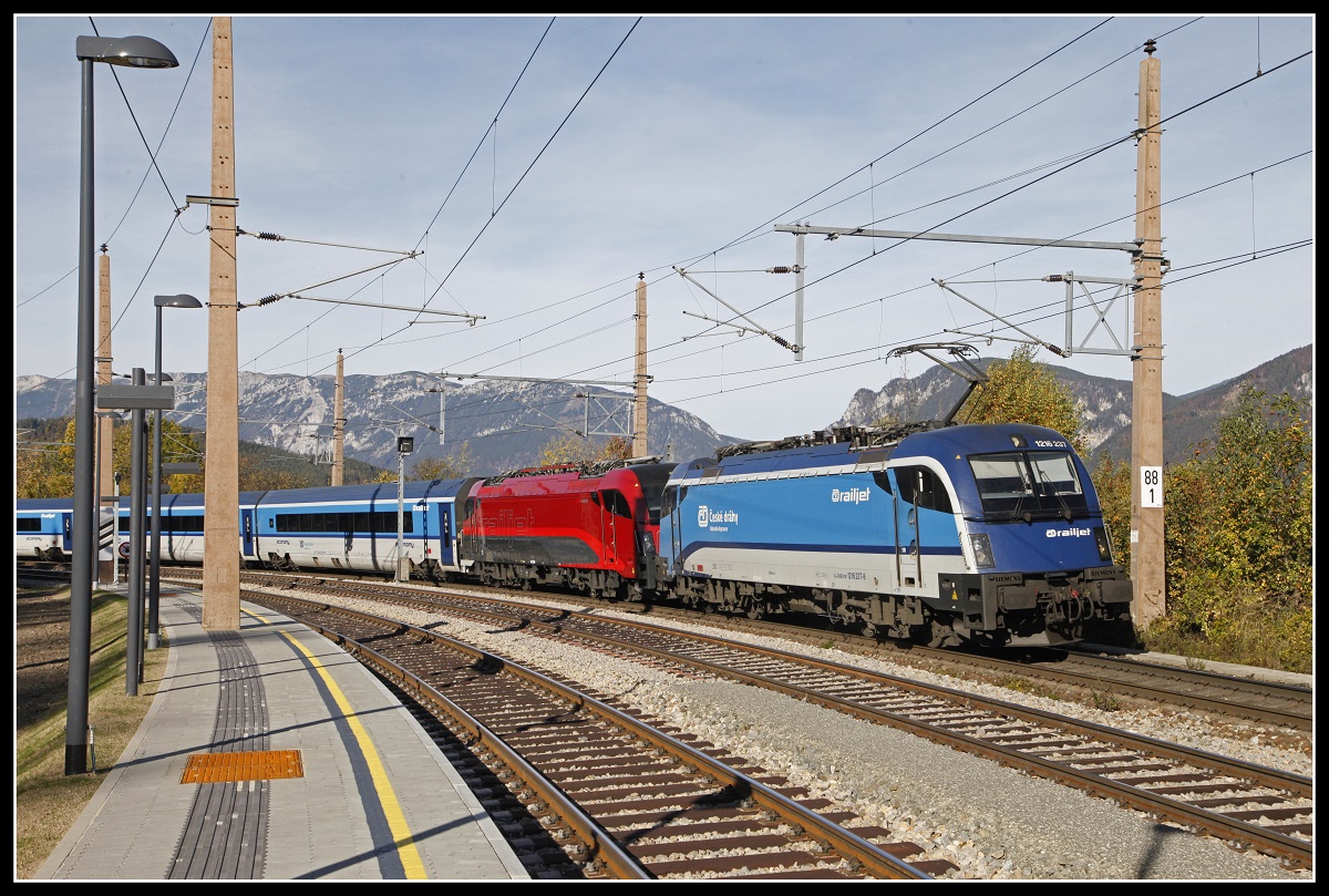 1216 237 mit Railjet in Eichberg am 24.10.2019. Als zweites Fahrzeug im Zug wird die 1216 239 kalt (ohne Leistung) mitgeschleppt.