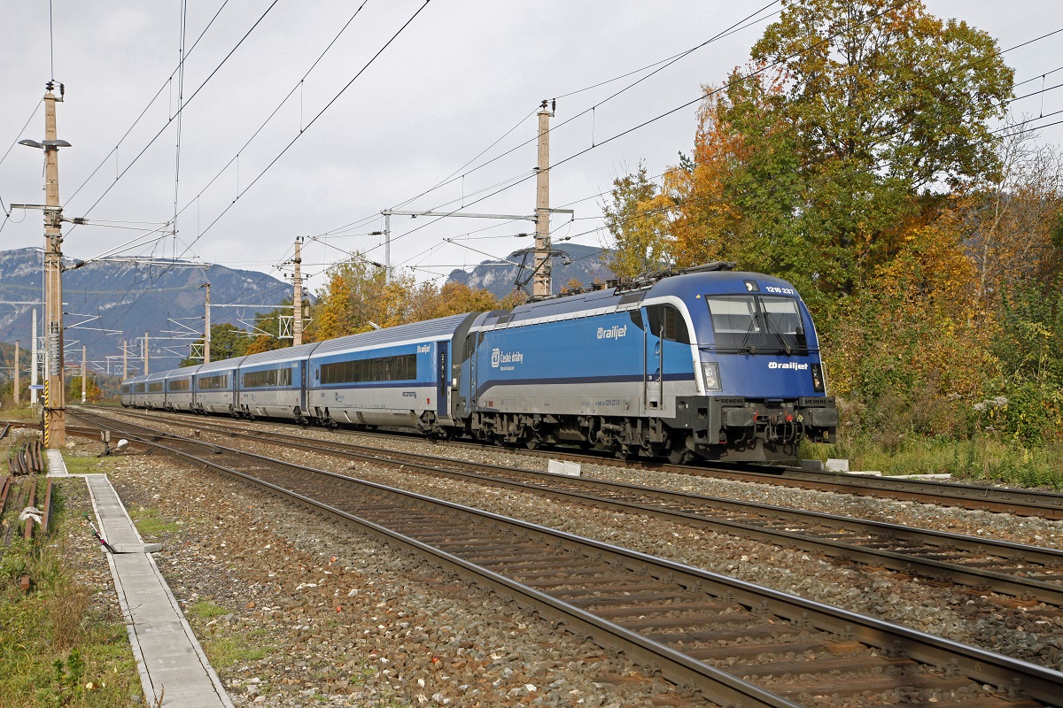 1216 237 mit Railjet in Eichberg am 24.10.2016.