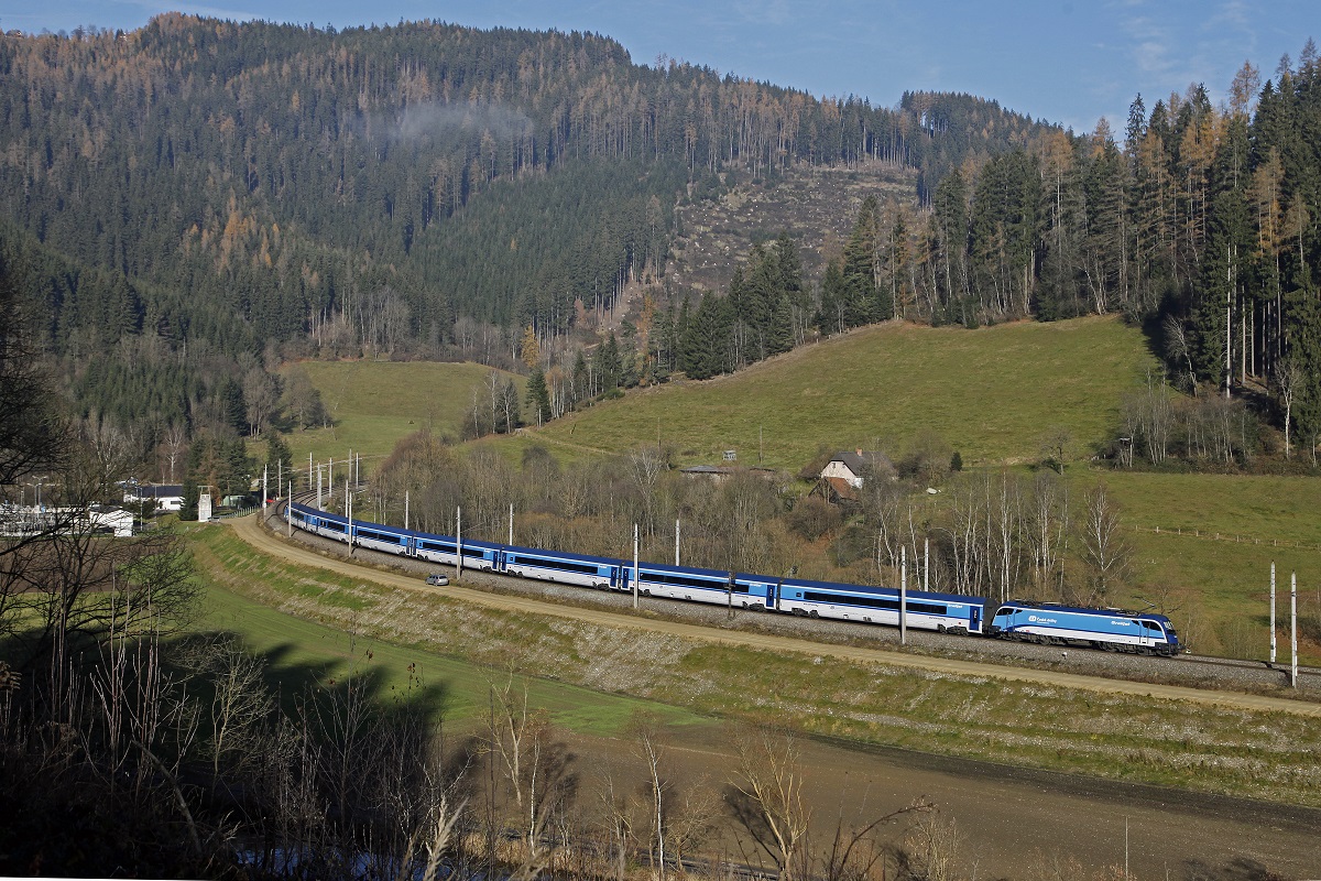 1216 237 mit Railjet zwischen Kindberg und Wartberg im Mürztal am 18.11.2016.