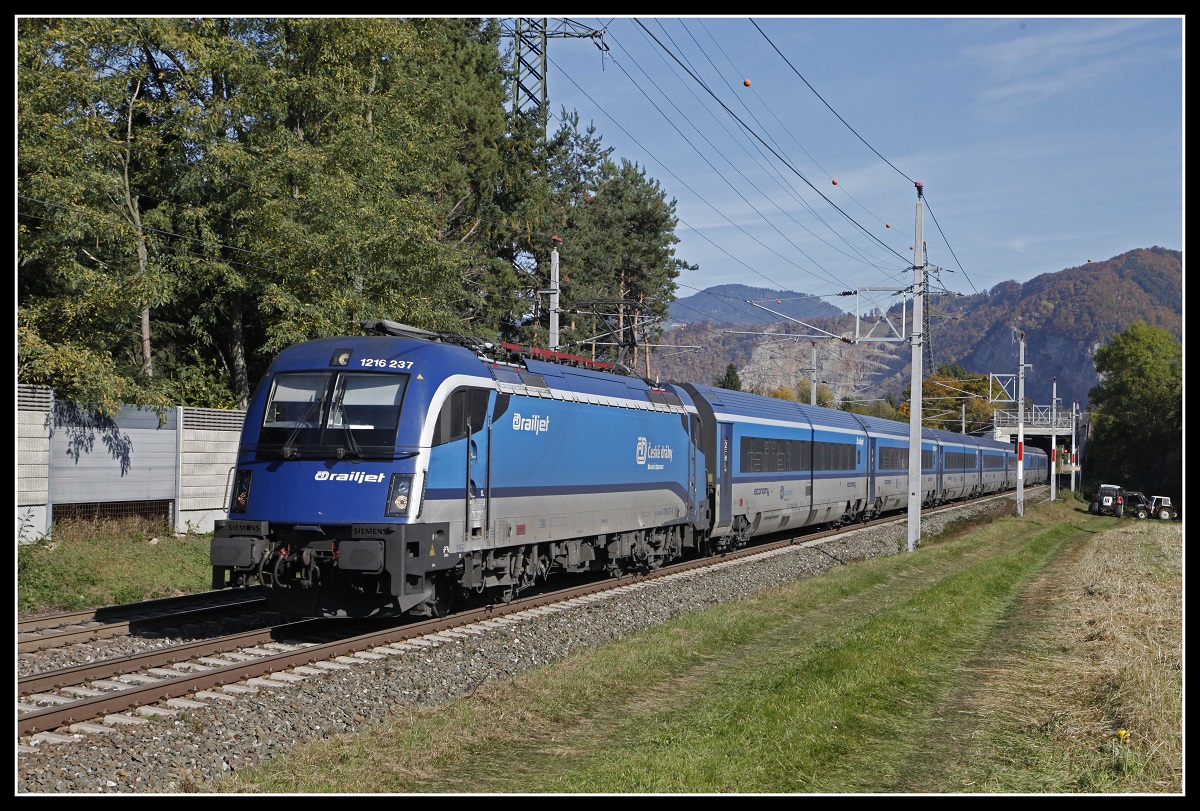 1216 237 mit RC71 bei Stübing am 18.10.2019.