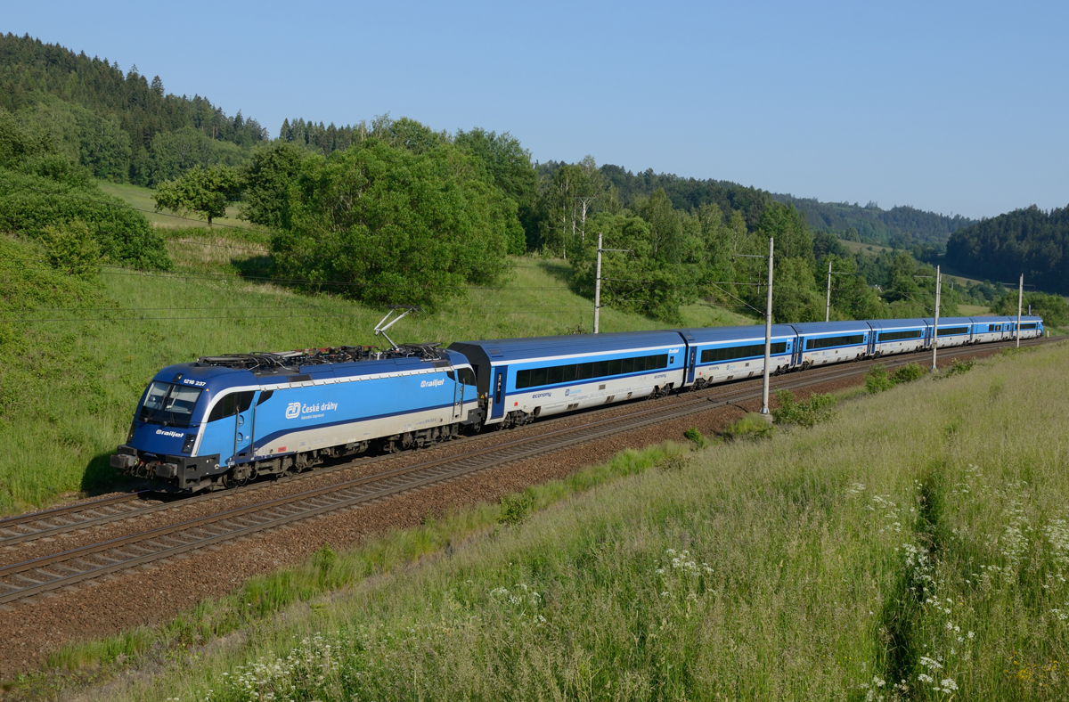 1216 237 mit RJ 73  Bedrich Smetana  (Praha hl.n-Graz Hbf) Česká Třebová am 26.Mai 2018.