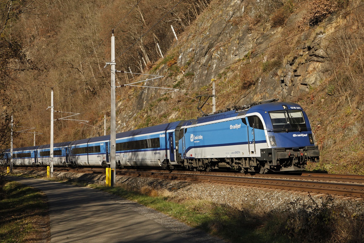 1216 237 mit RJ71 zwischen Bruck/Mur und Pernegg am 29.11.2016.