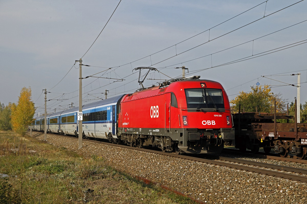 1216 238 mit Railjet bei Sollenau am 18.10.2017.