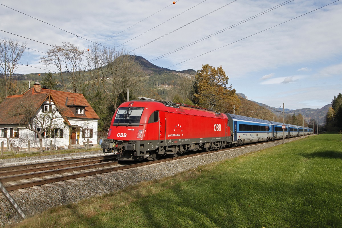 1216 238 mit Railjet bei Frohnleiten am 31.10.2017.