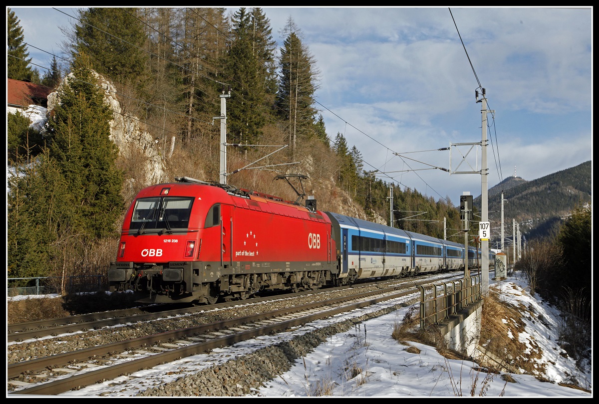 1216 238 mit Railjet bei Steinhaus am 7.01.2020.