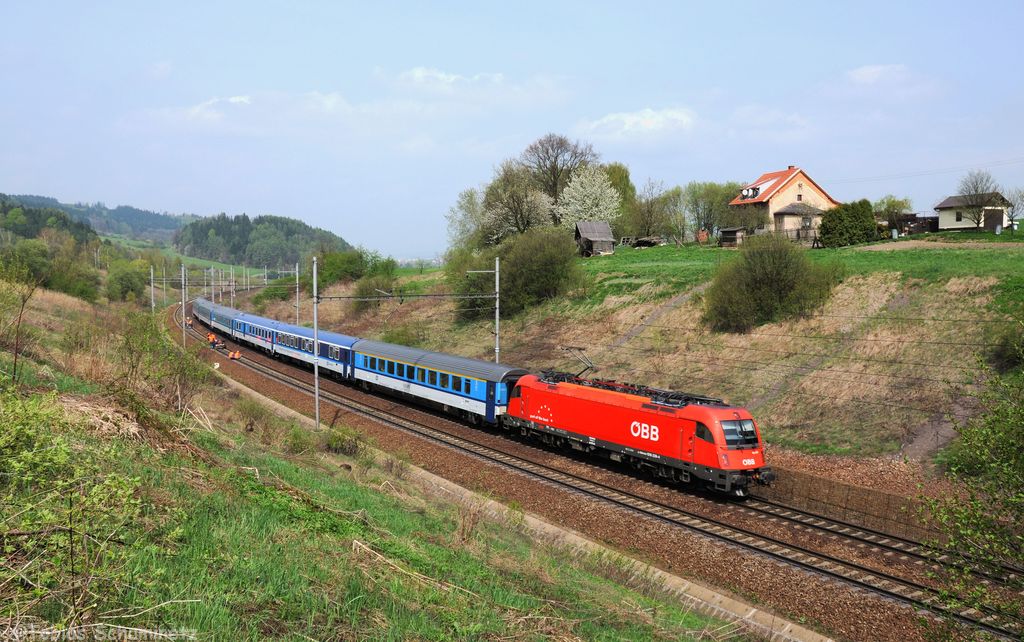 1216 239 mit EC 77  Antonín Dvořák  von Praha hl.n. nach Wiener Neustadt am 30.04.2013 bei Česká Třebová