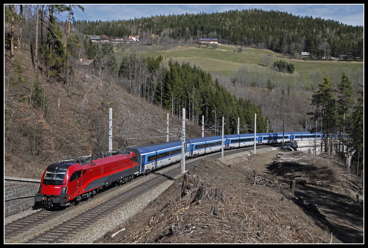 1216 240 mit Railjet bei Klamm - Schottwien am 12.03.2020.
