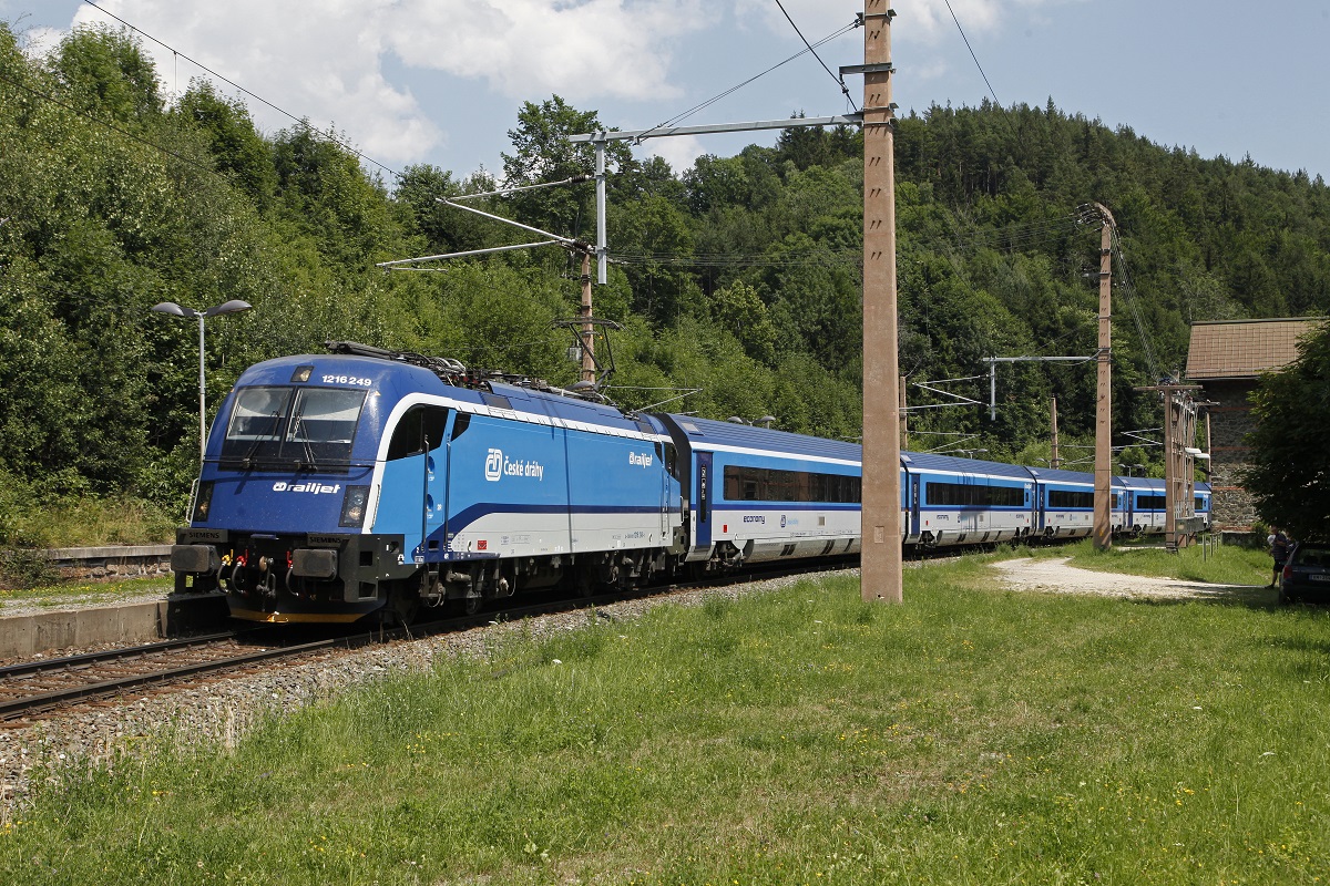 1216 249 als RJ73 im Klamm-Schottwien am 17.07.2015.