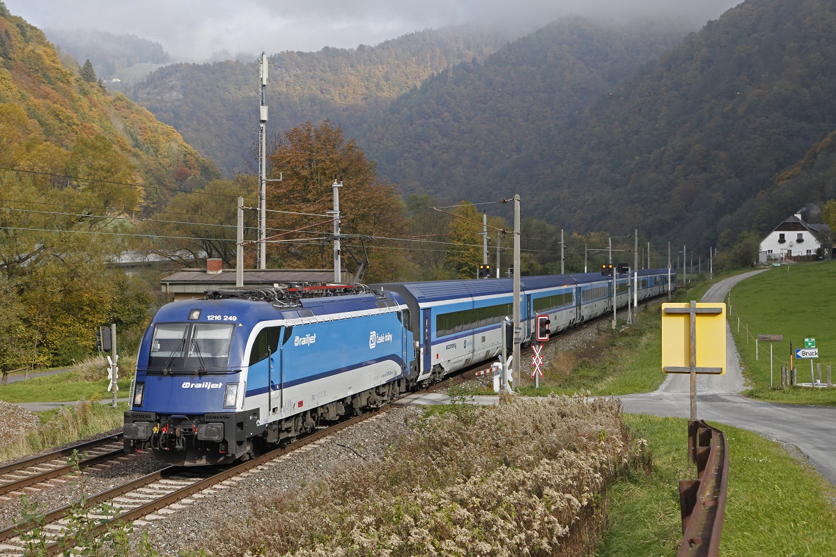 1216 249 mit Railjet zwischen Bruck an der Mur und Pernegg am 22.10.2015.
