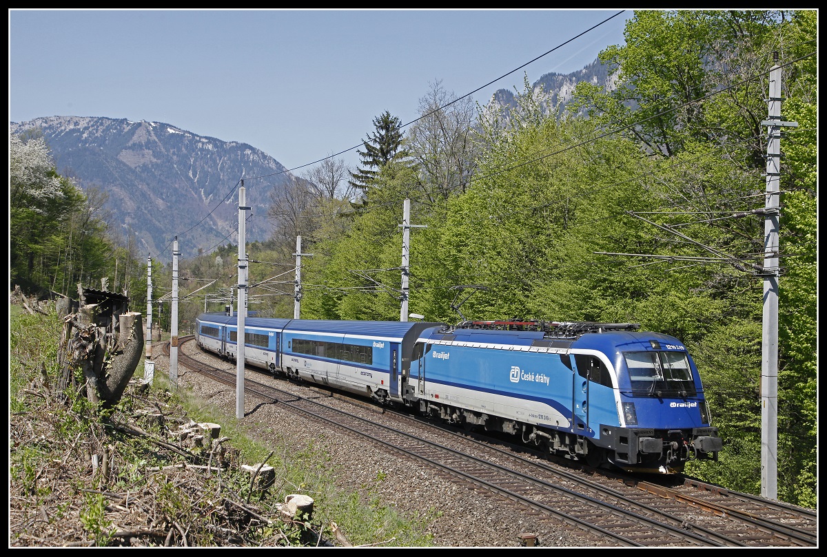 1216 249 mit RJ73 bei Payerbach am 19.04.2018.